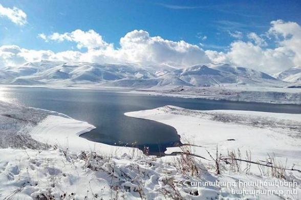 Արթիկ քաղաքում, Վարդենյաց լեռնանցքում և «Մեղրու սար» կոչվող հատվածում տեղում է ձյուն